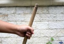 Jujeña molió a golpes a su hijita con un palo de escoba y la dejó internada