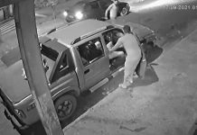 VIDEO: Apuñala a su mujer al verla con el amante y ambos la dejan morir en la vereda