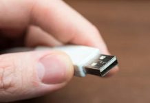 Se metió un cable USB en el pene para medírselo y le quedó atascado