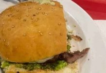 Horror: comía una hamburguesa y mordió un dedo humano