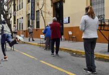 Un hombre escapó corriendo de una escuela para no ser presidente de mesa