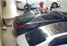 VIDEO: Mujer tenía relaciones sexuales en el balcón y se cayó sobre el auto de un vecino