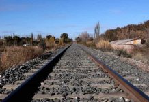 Salió a bailar y se despertó sin piernas en la vía del tren