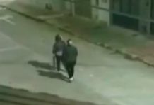 Temor en un barrio por personas que caminan para atrás por la calle a la medianoche