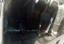 Policías fueron a un barrio por la muerte de una mujer y les robaron hasta el asiento del patrullero