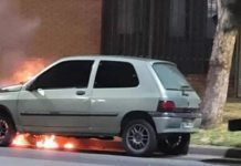 Le incendió el auto a su novio “por infiel” y le dejó un mensaje en el bidón de nafta