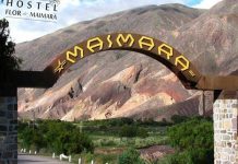 Una joven iba en moto, se estrelló contra un auto y está grave