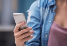 Revisó el celular de su marido y halló charlas con otra mujer: planeaban asesinarla