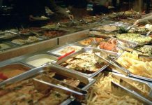 Fue expulsado de por vida de un tenedor libre por comer demasiado