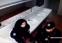 Video viral: acalorado encuentro entre dos policías en un baño acaba muy mal