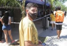 “Peor es robar”: está desempleado y cobra por hacer fila en centros de hisopados